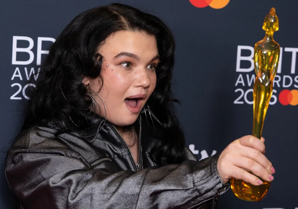 Lola Young posa con el premio Artista Revelación con una chaqueta oscura