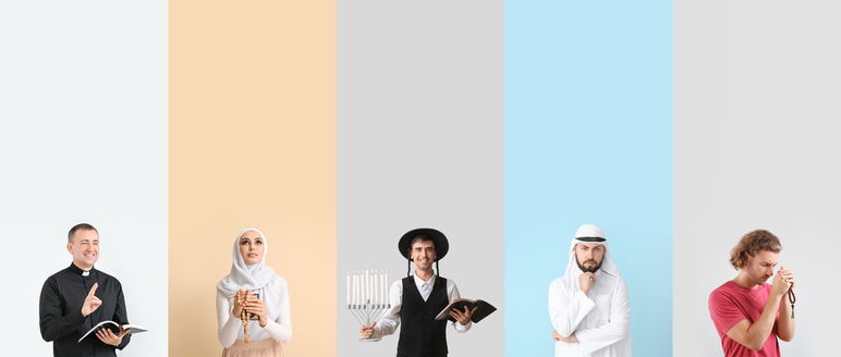 Conjunto de representantes de diferentes religiones sobre fondo de color