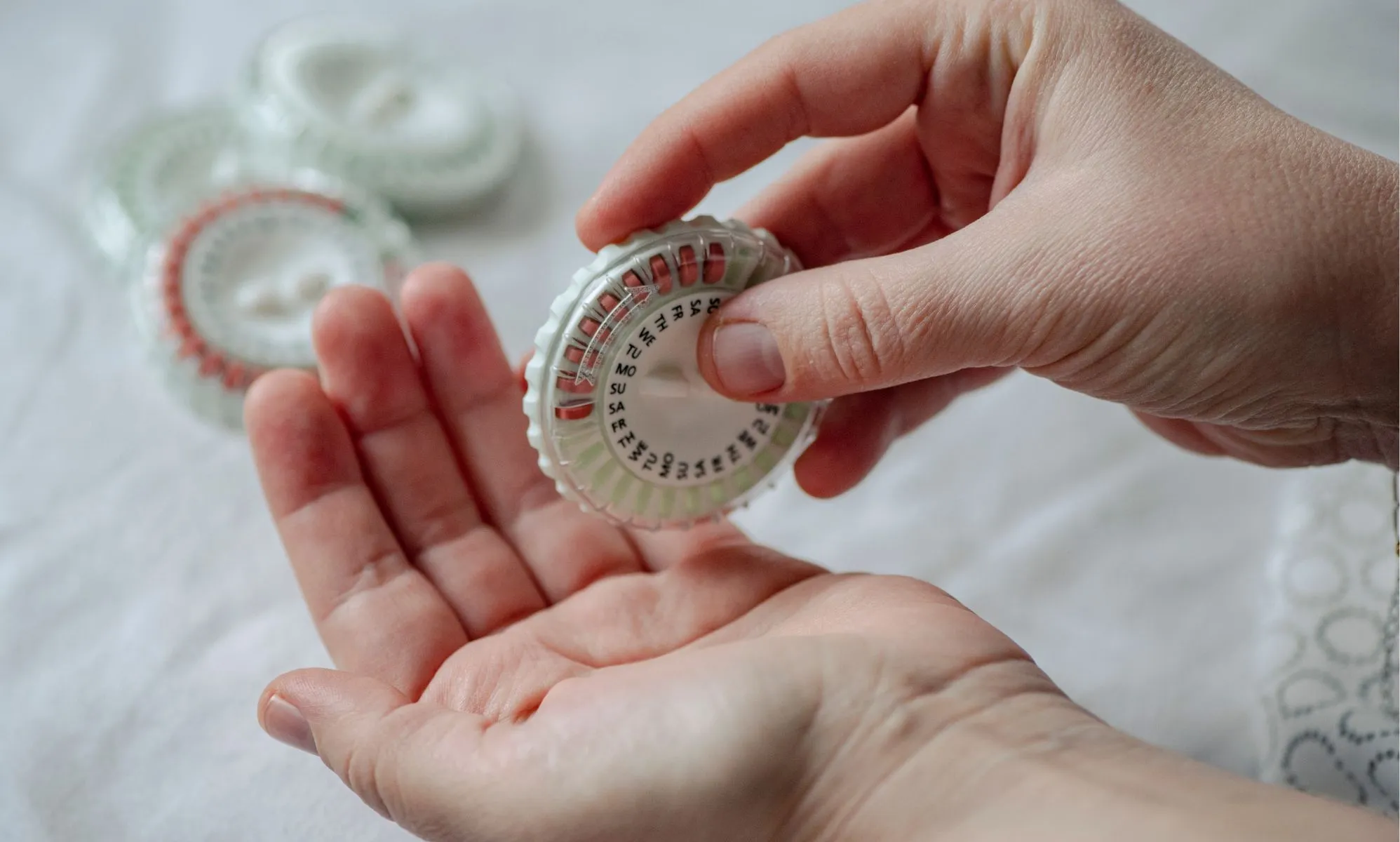 El servicio de salud trans está "consternado" porque el NHS prohíbe las hormonas a jóvenes de 16 y 17 años