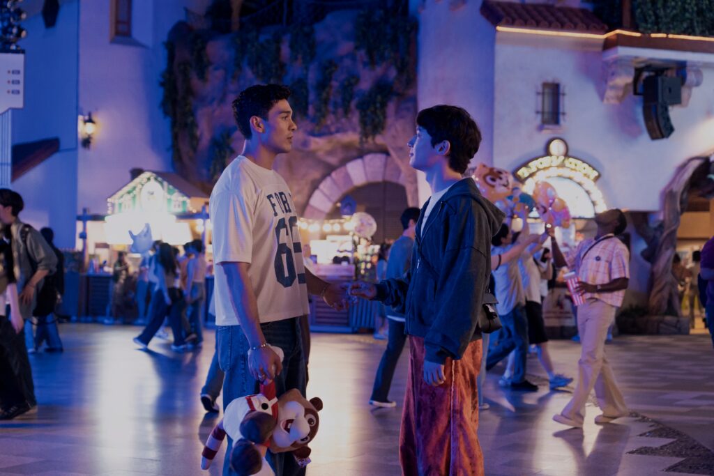 XO, Kitty. (De izquierda a derecha) Anthony Keyvan como Quincy 'Q' Shabazian, Joshua Hyunho Lee como Jin en el episodio 305 de XO, Kitty. Cr. Parque Youngsol/Netflix © 2026