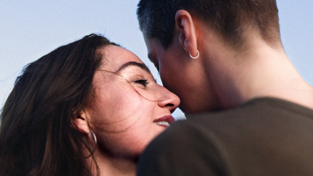 Julián, dos personas abrazándose, un primer plano de sus rostros