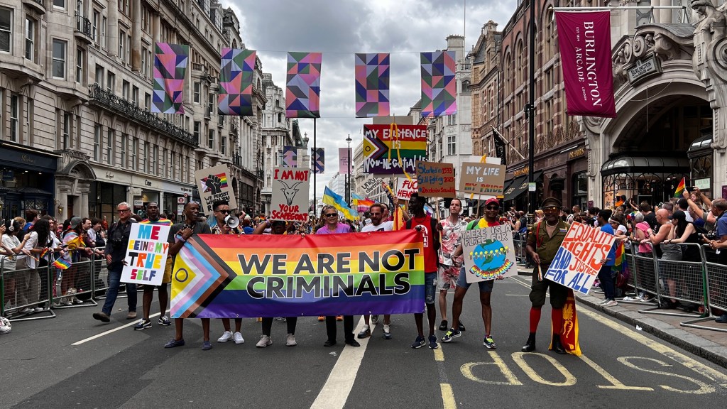 Aún fuera de las leyes: una pancarta con la bandera del Orgullo Progreso que decía 
