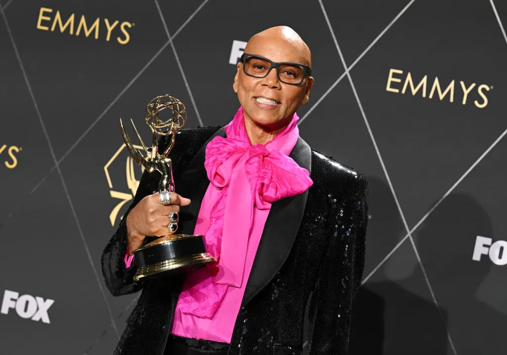 RuPaul, ganador del Concurso de Reality TV Sobresaliente por "La carrera de resistencia de RuPaul" posa en la sala de prensa de la 75ª edición de los Primetime Emmy Awards