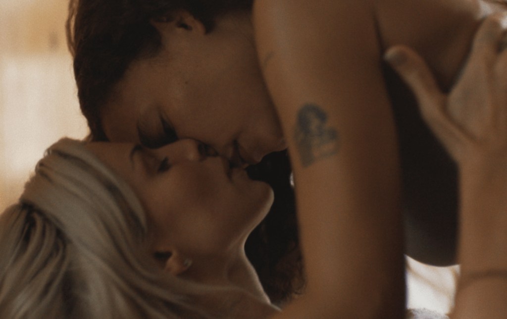 Foto perfecta: Ashley Moore encima de Julia Fox, besándola