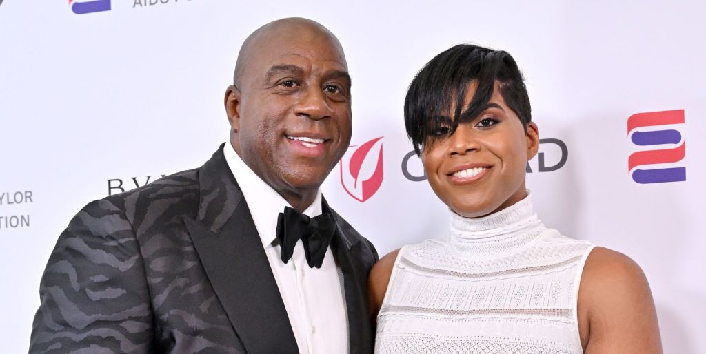 Magic Johnson y su hijo gay, EJ Johnson, sonríen juntos en una alfombra roja.