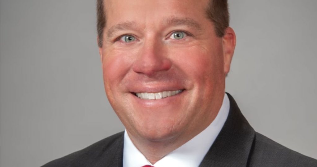 Legislador republicano impulsa un proyecto de ley para encarcelar a drag queens acusadas de mala conducta con un pariente menor