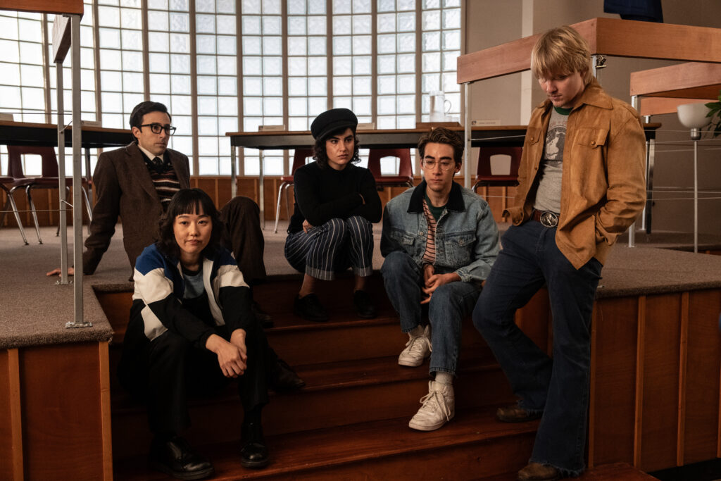 De izquierda a derecha: Josh Zuckerman como Mr. Martin, Ci Hang Ma como Quinn, Sarah Yarkin como Rhonda, Nick Pugliese como Charley y Miles Elliot como Yuri en School Spirits, episodio 8, temporada 3, streaming en Paramount+, 2026. Crédito de la foto: Ed Araquel/Paramount+.