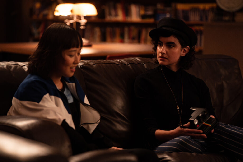 De izquierda a derecha: Ci Hang Ma como Quinn y Sarah Yarkin como Rhonda en School Spirits, temporada 3, transmitida por Paramount+, 2026. Crédito de la foto: Katie Yu/Paramount+.