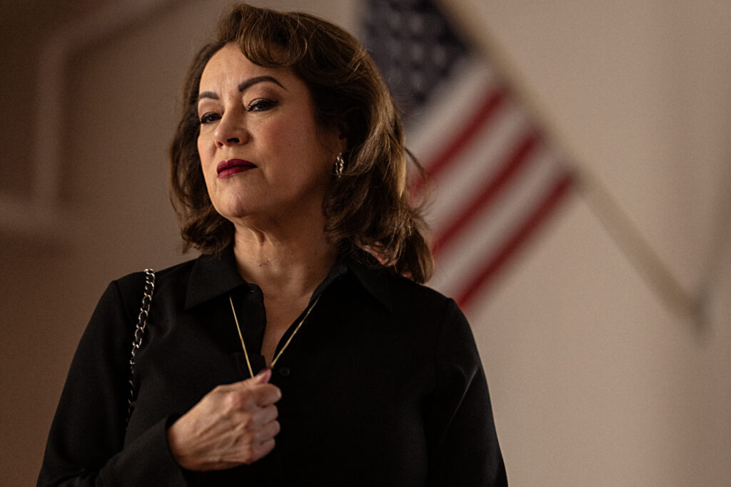 Jennifer Tilly como la Dra. Deborah Hunter-Price en School Spirits, episodio 8, temporada 3, transmitida por Paramount+, 2026. Crédito de la foto: Ed Araquel/Paramount+.