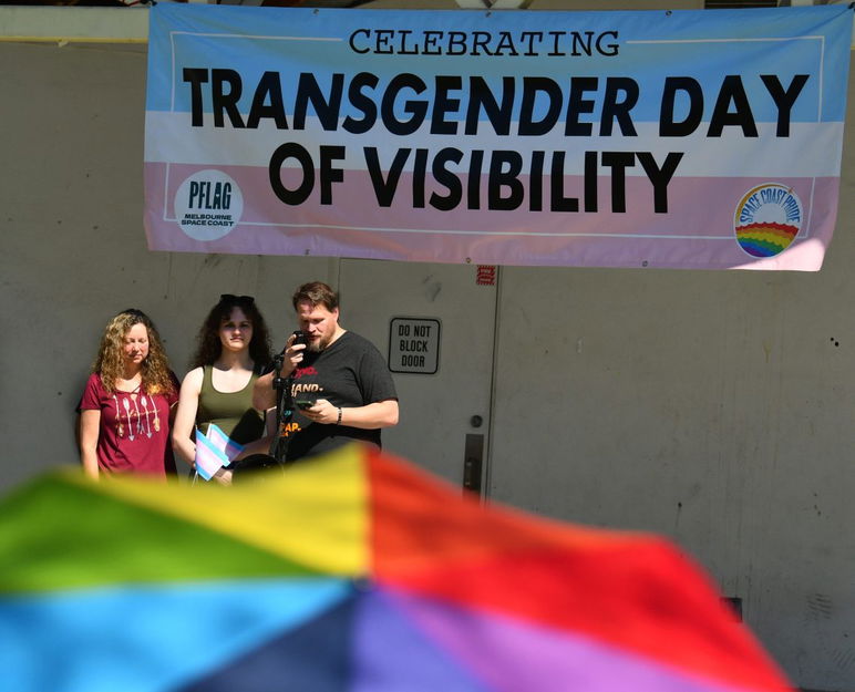 Aaron Butcher y su esposa, Cheryl, hablan sobre el apoyo de su familia a su hija, Allison, mientras docenas se reunieron en Eau Gallie Square Park en Melbourne para conmemorar la cuarta celebración del Día de la Visibilidad Trans de Brevard el domingo 22 de marzo.