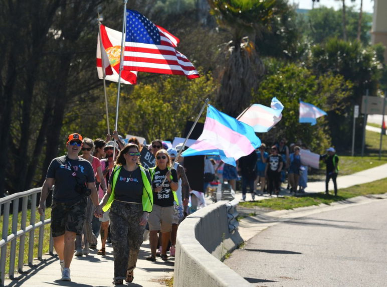 Bajo un cielo soleado y rodeados de banderas y pancartas arcoíris, docenas se reunieron en Eau Gallie Square Park en Melbourne para conmemorar la cuarta celebración del Día de la Visibilidad Trans de Brevard el domingo 22 de marzo. Junto con oradores y vendedores, las actividades de la tarde incluyeron una marcha a través de Eau Gallie Causeway. El Día de la Visibilidad Trans se celebra en todo el mundo el 31 de marzo.