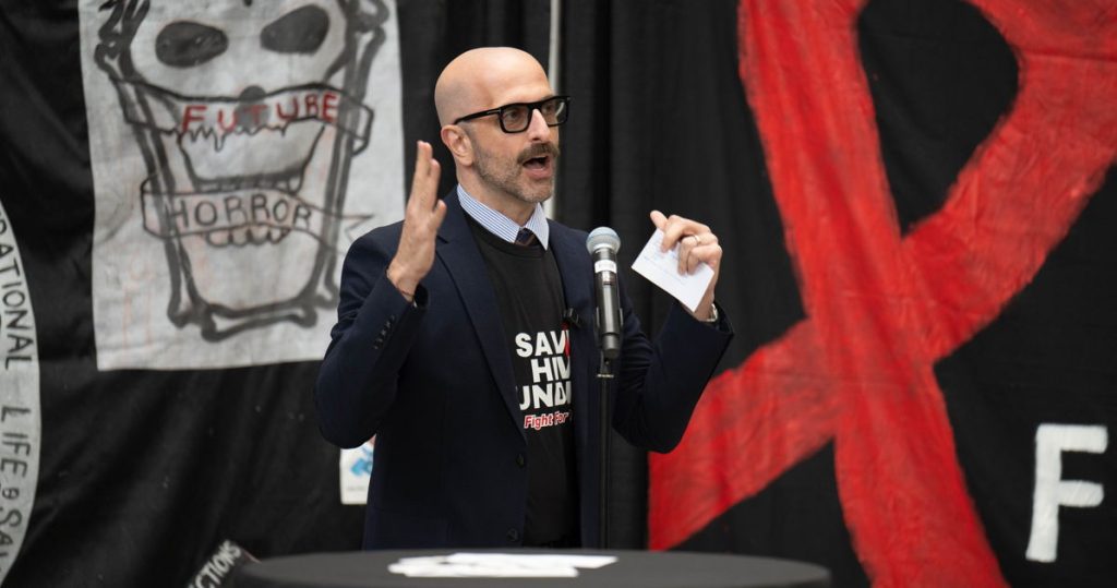 Activistas leen sus propios obituarios en un funeral simulado por los recortes en la financiación del VIH: “Se están perdiendo vidas”