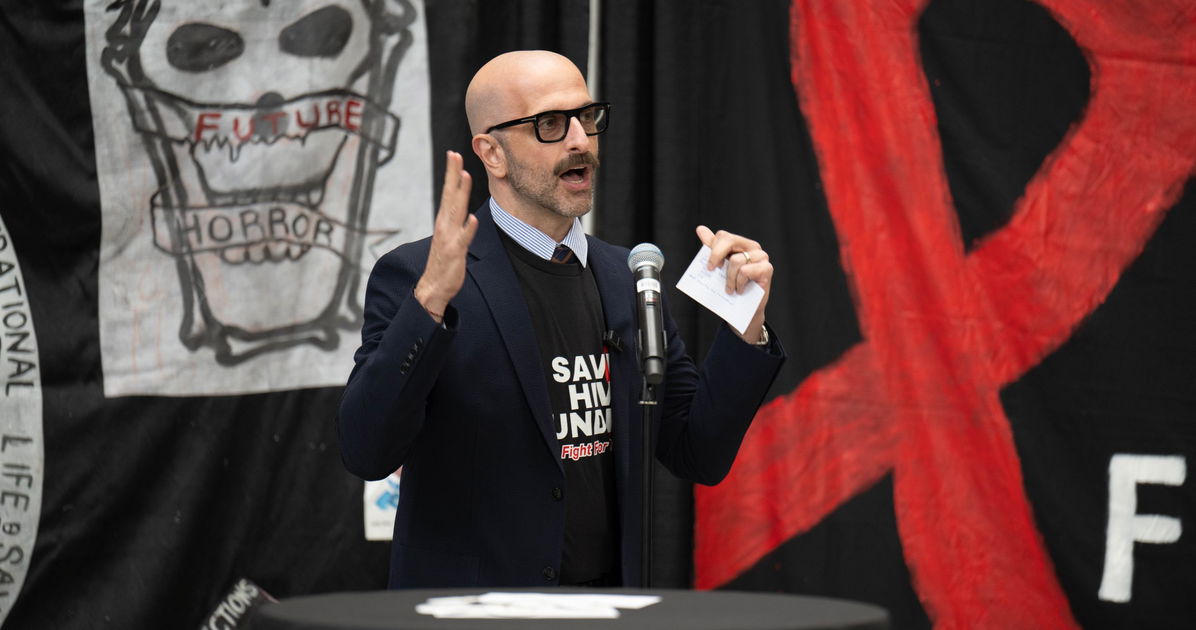 Activistas leen sus propios obituarios en un funeral simulado por los recortes en la financiación del VIH: “Se están perdiendo vidas”