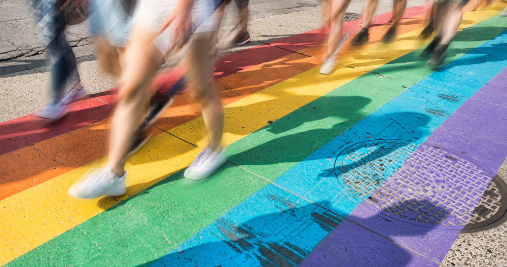 Dallas borró sus cruces peatonales arcoíris. Un "héroe" se defendió con pintura y tiza.