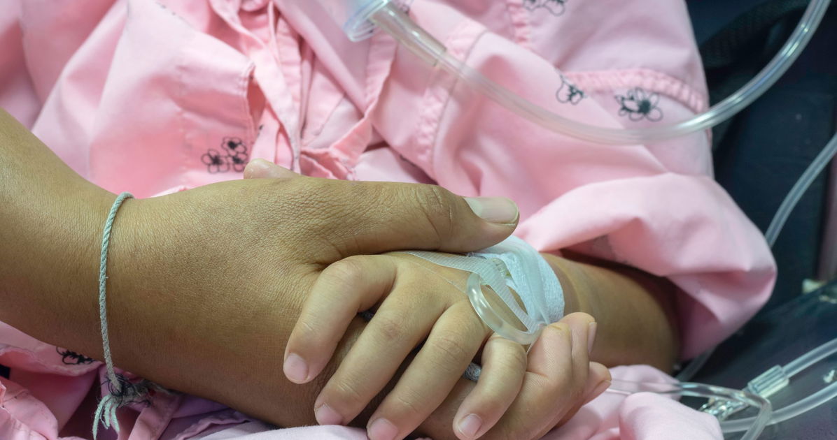 Drag queens cantan en el hospital con una súper fan de 7 años después de una emergencia médica