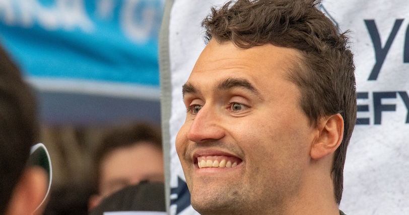 El administrador de Trump cuelga una pancarta del influencer anti-LGBTQ+ Charlie Kirk afuera de Ed. Departamento