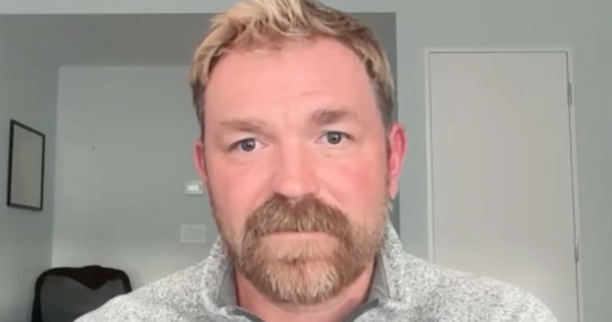 El candidato demócrata al Senado comparte la publicación de un influencer anti-LGBTQ+ y dice que fue un accidente