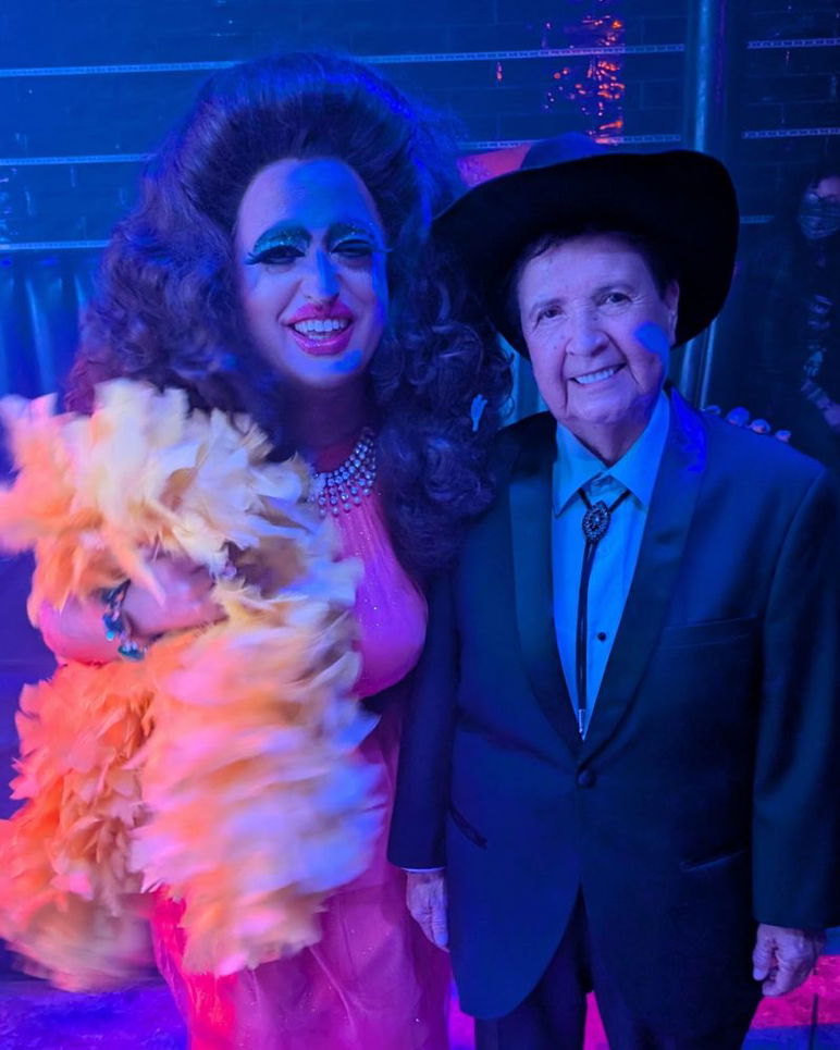 Lil Miss Hot Mess (la escritora) y El Daña en el estreno de King of Drag en Beaches Tropicana en West Hollywood, el 22 de junio de 2025.