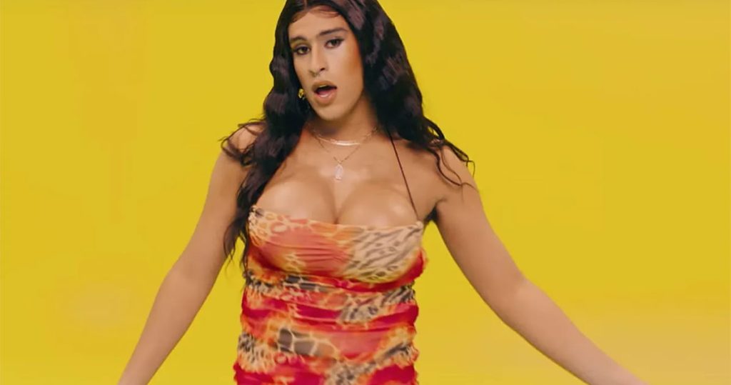 El estilo transgénero de Bad Bunny no es sólo moda. Es una protesta.