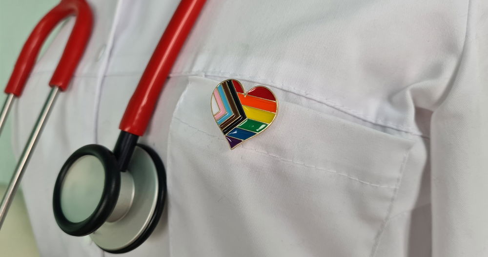 El médico de NB dice que el hospital los despidió mientras el supervisor les dijo que la transición los haría "feos"