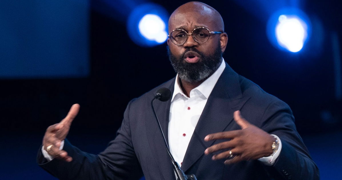 El pastor que odia a MAGA dice que Mark Robinson lo “traicionó” al mentir sobre el escándalo del porno racista