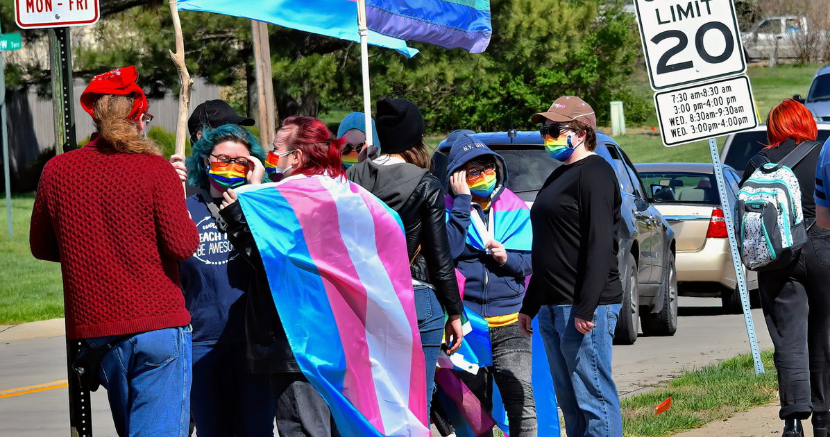 El último ataque de Kansas a las identificaciones trans es parte de una larga guerra contra las identidades queer