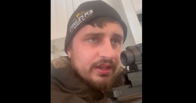 Fanático de MAGA toma como rehén a un bebé en un tiroteo mientras publica sobre "pedos" y "transgénero"