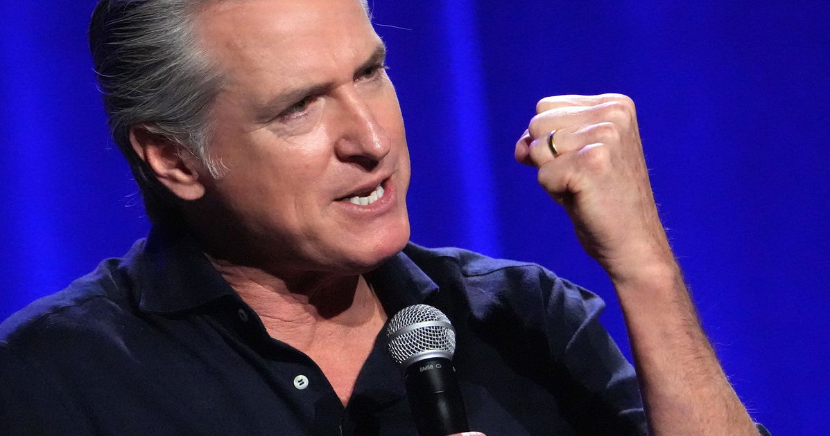 Gavin Newsom dice que apoya la igualdad trans en todo menos en los deportes
