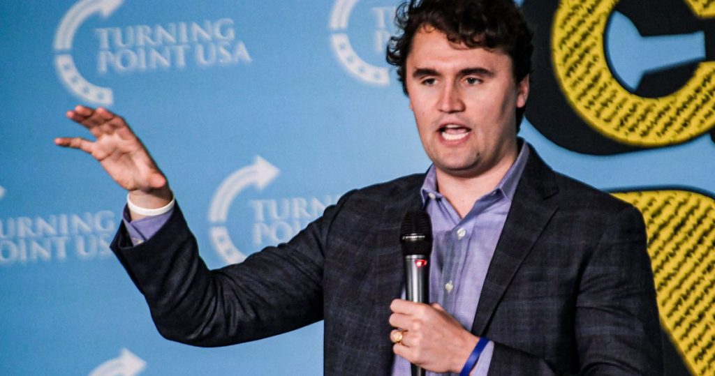 Gobernador veta proyecto de ley que habría financiado las organizaciones anti-LGBTQ+ de Charlie Kirk