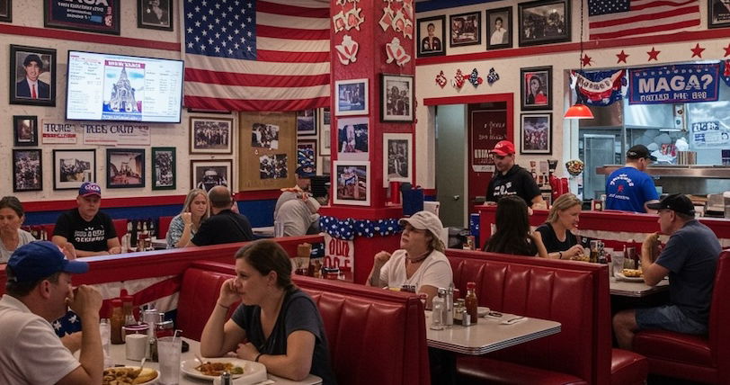 Hombre de MAGA se burla de los “queers” después de que su nuevo restaurante cerrara en solo seis semanas
