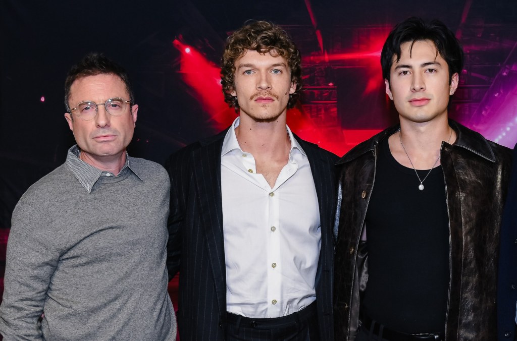 Jacob Tierney, Connor Storrie y Hudson Williams en el estreno de Heat Rivalry