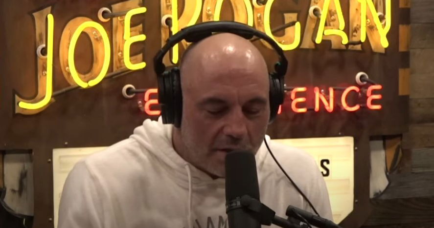 Joe Rogan llama a las personas trans "malditos pervertidos" y las culpa por los tiroteos escolares