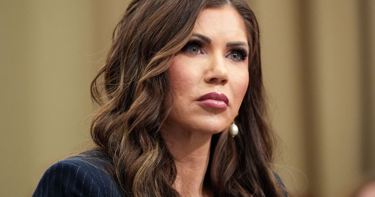 Kristi Noem se niega rotundamente a decir que no está teniendo una aventura con Corey Lewandowski