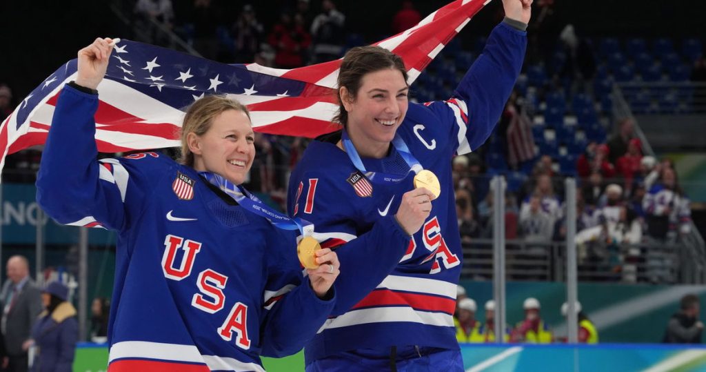La capitana de USA Hockey dice que no le corresponde explicar el mal comportamiento de los demás: “Quiero celebrar”