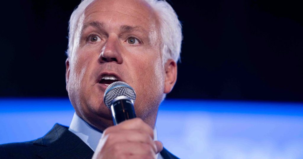 La multitud conservadora del CPAC aplaude cuando se les pregunta si quieren destituir a Donald Trump