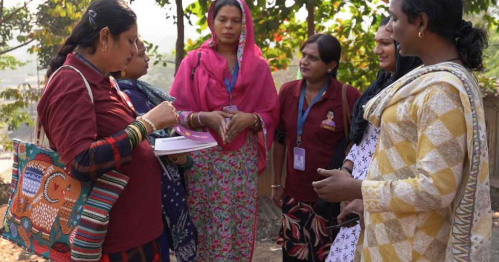 Las “hermanas de confianza” trans en la India brindan atención médica a más de 1.500 niños inmigrantes