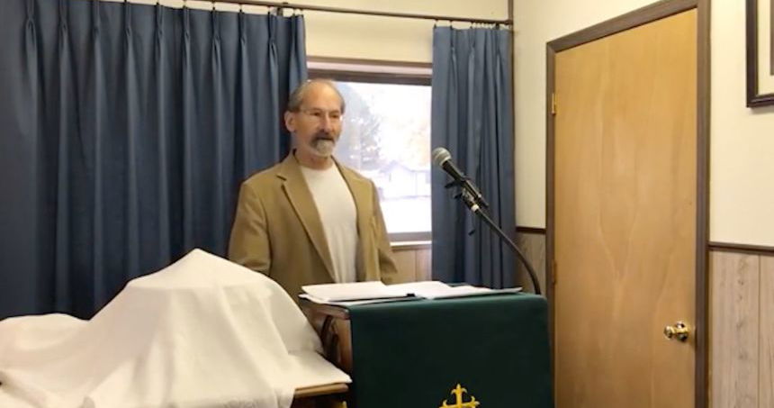 Los demócratas acusan al candidato demócrata al Senado de ser una planta del Partido Republicano por su apoyo anterior al presidente