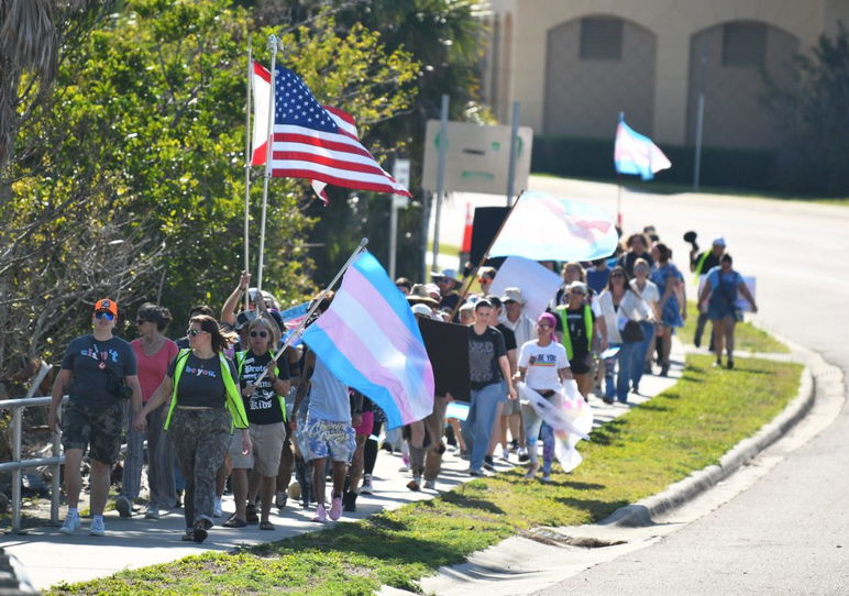 Una marcha a través de Eau Gallie Causeway fue el final de la cuarta celebración anual del Día de la Visibilidad Transgénero de Brevard el 22 de marzo, que reunió a docenas de personas en Eau Gallie Square Park para escuchar oradores, música y una tarde de apoyo.