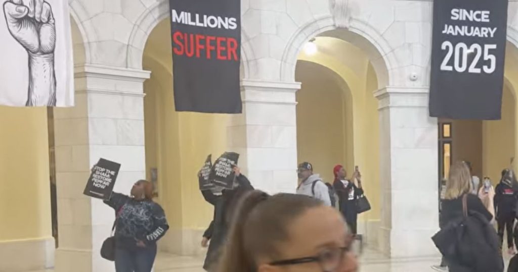 “Más de 200.000 muertes”: la policía arresta a 13 activistas contra el VIH que protestaban por los recortes de Trump en PEPFAR