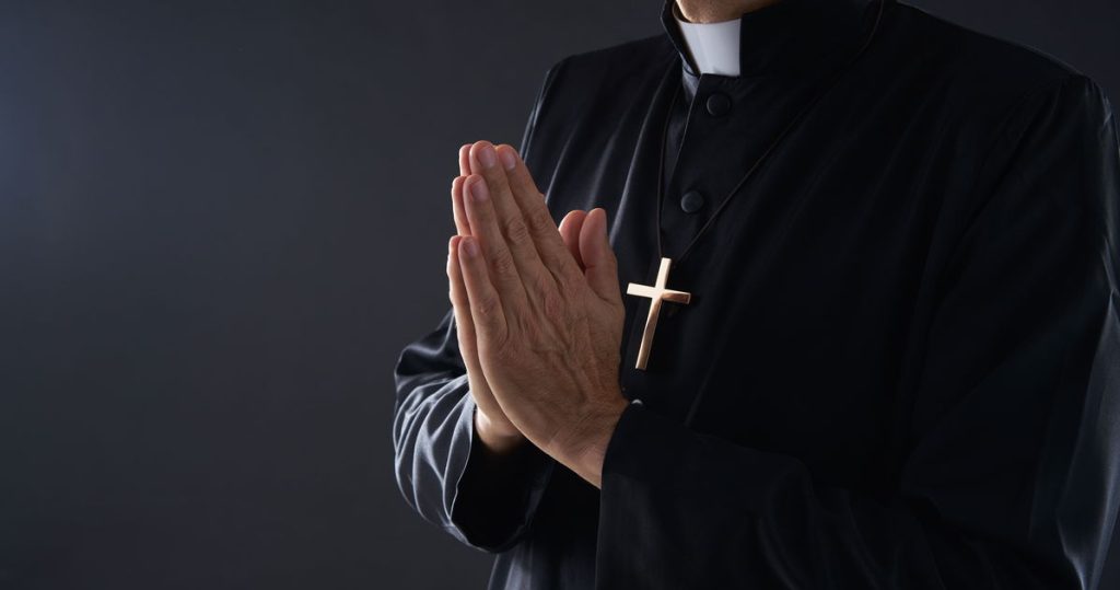 Sacerdotes católicos dicen que la ley sobre abuso sexual “viola su libertad religiosa”