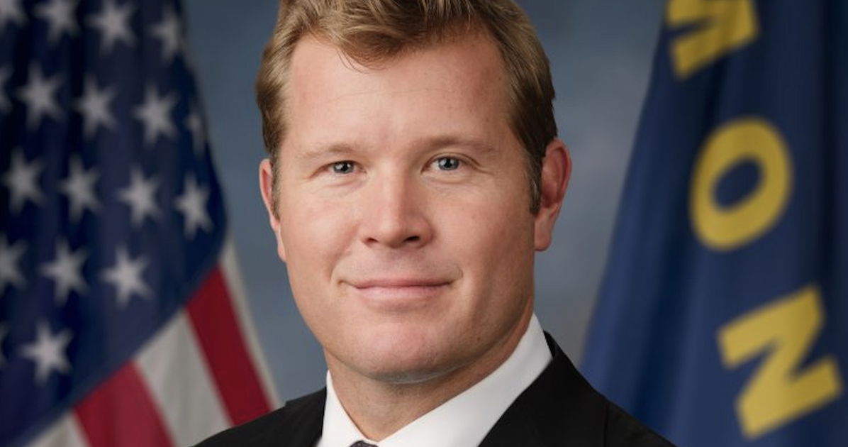 Senador republicano supuestamente le rompe la mano a Marine durante protesta contra la guerra de Irán