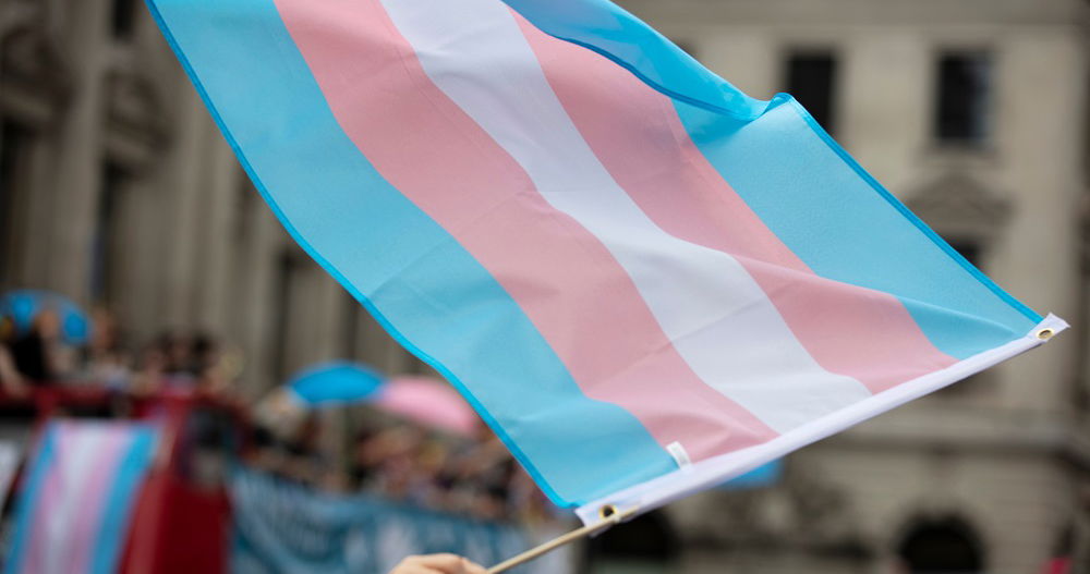 Una organización sin fines de lucro lanza una campaña publicitaria que declara “Dios hizo a las personas trans”
