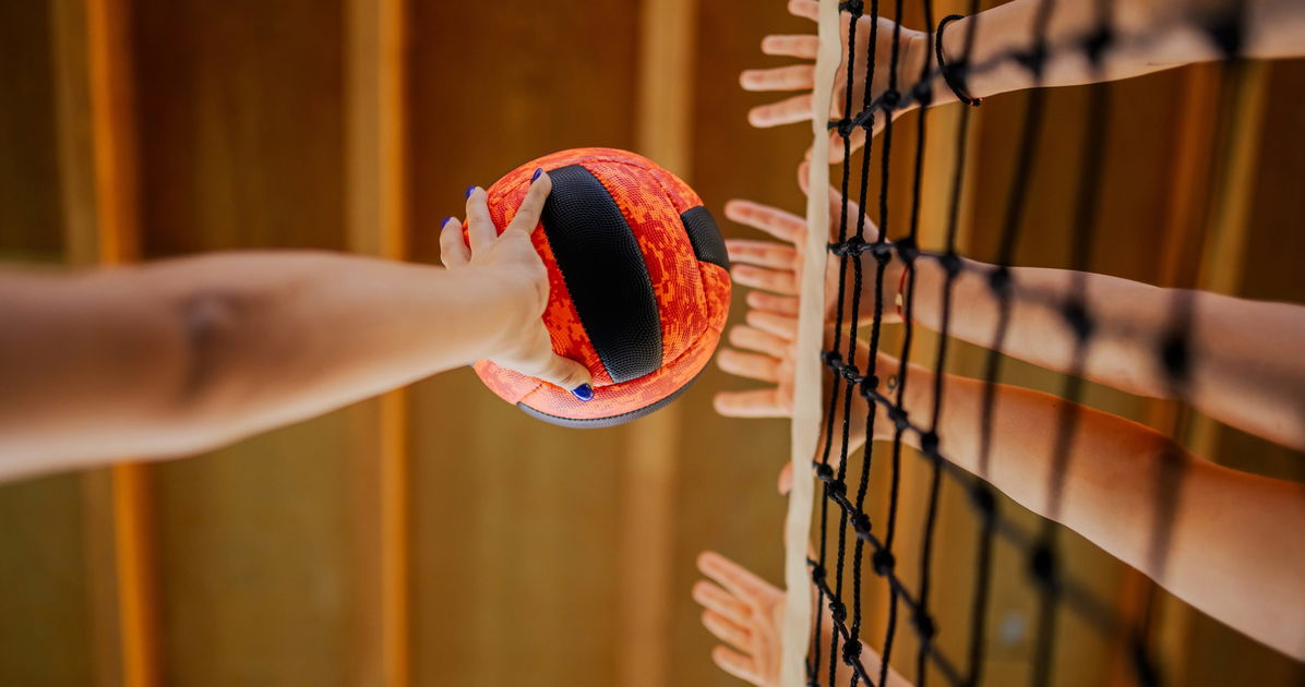 Universidad demanda al gobierno federal por amenazar con fondos federales por jugadora de voleibol trans