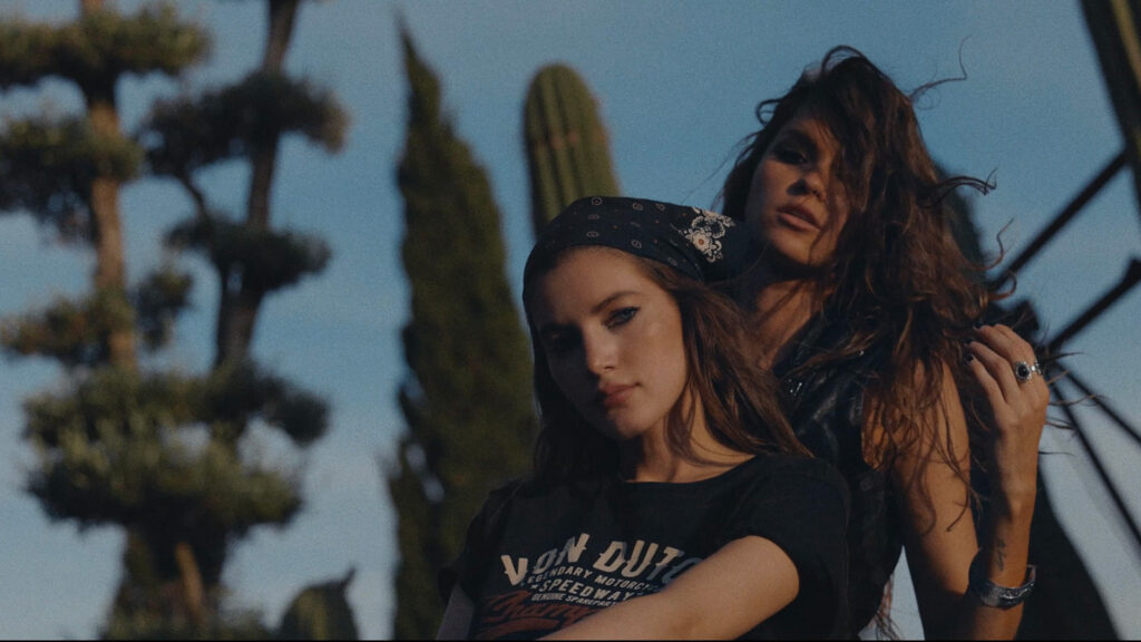 Keeana Kee y Valery Kaufman en “El funeral de su ex”. Foto: Keeana Kee/YouTube