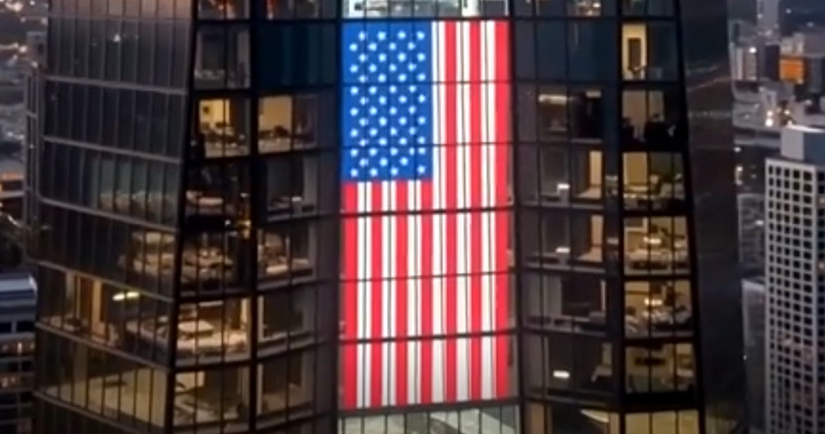 “Ni siquiera sabe ser 'patriota' de manera competente”: Trump se burló por un error cegadoramente básico en la bandera estadounidense