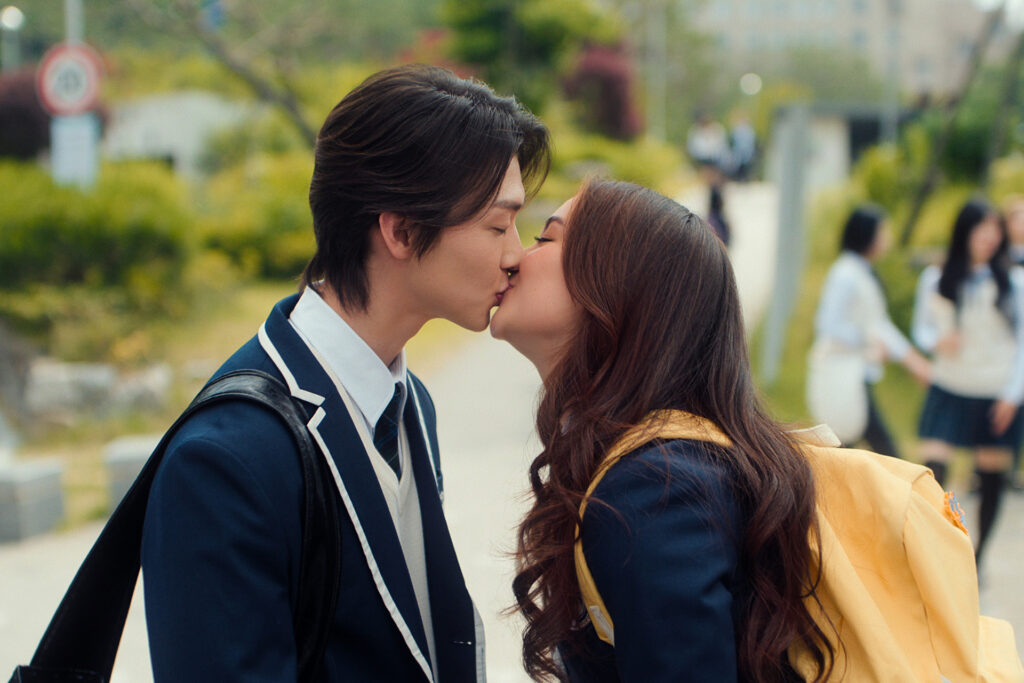 XO, Kitty. (De izquierda a derecha) Sang Heon Lee como Min Ho Moon, Anna Cathcart como Kitty Song Covey en el episodio 303 de XO, Kitty. Cr. Cortesía de Netflix © 2026