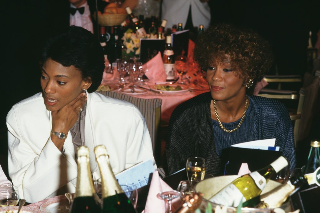 Robyn Crawford, izquierda, y la cantante estadounidense Whitney Houston.