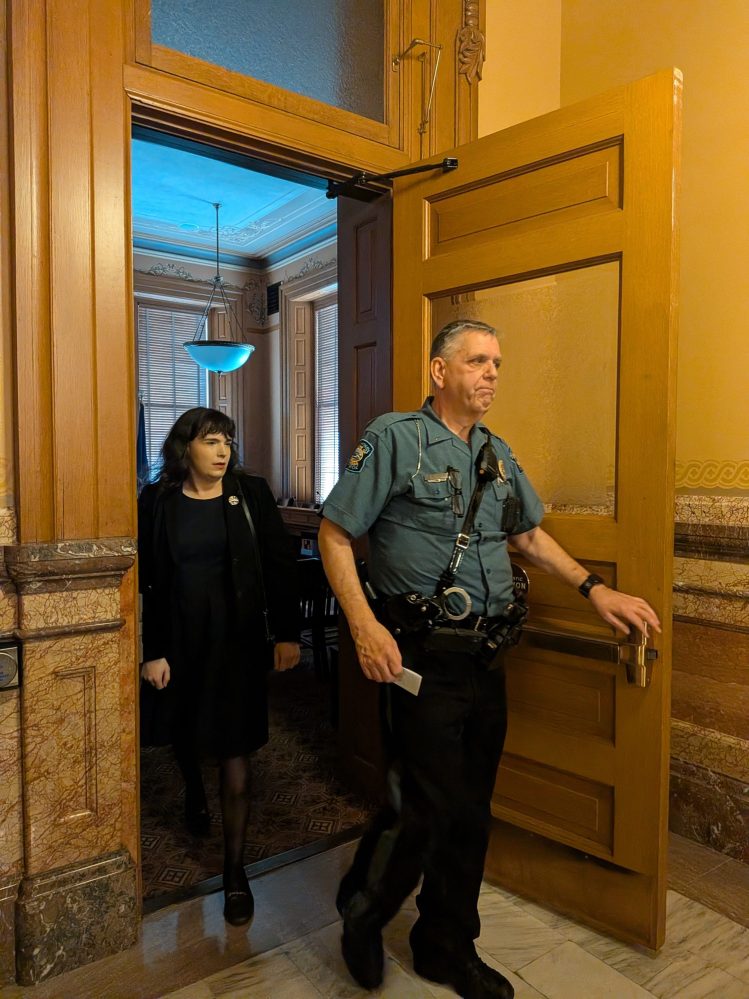 El teniente Grady Walker abre la puerta después de entrevistar a Samantha Boucher después de que ella violara la nueva prohibición del baño para personas transgénero el 31 de marzo de 2026.