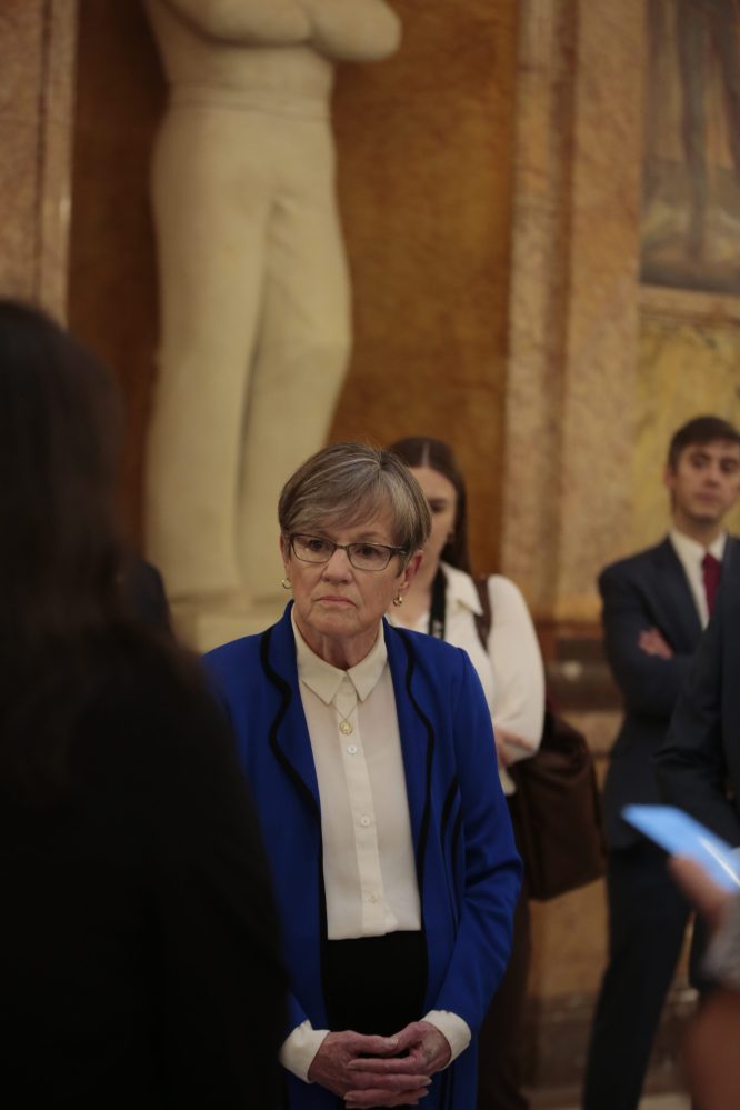 La mujer transgénero Samantha Boucher se acerca a la gobernadora Laura Kelly al final de un evento de prensa que celebró el 31 de marzo de 2026.