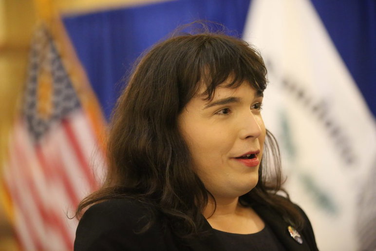 La activista transgénero Samantha Boucher habla con la gobernadora Laura Kelly antes de usar un baño de mujeres en el Capitolio de Kansas, desafiando la prohibición estatal de baños para personas transgénero.